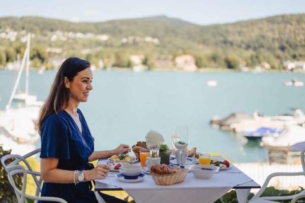 Frühstück auf der Sonnenterrasse mit Blick auf den Wörthersee